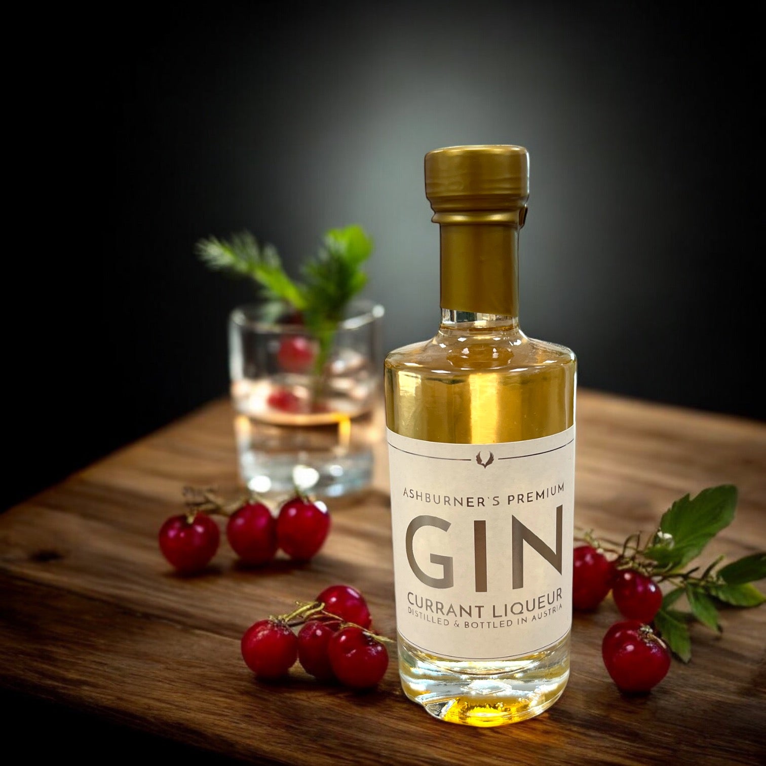 Ashburner’s Premium Gin Johannisbeere, dreifach destillierter Gin-Likör mit frischen Johannisbeeren, fruchtig und leicht säuerlich, erhältlich in 100ml & 500ml.