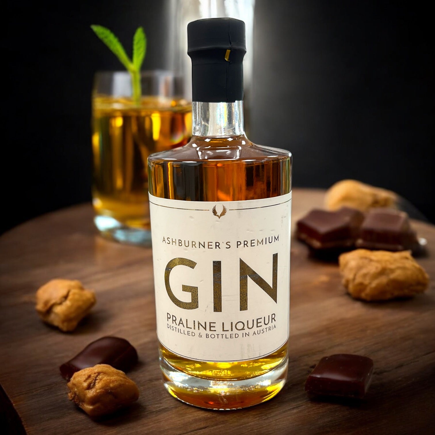 Ashburner’s Premium Gin Praline, dreifach destillierter Gin-Likör mit cremigen Pralinenaromen, süß und schokoladig, erhältlich in 100ml & 500ml.