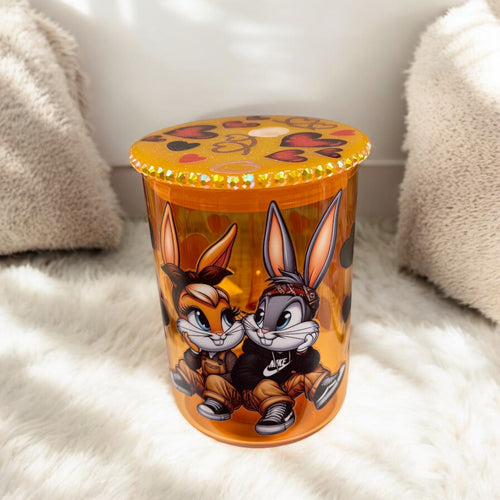 Trinkbecher mit Griff und Strohhalm, ca. 500 ml, von CutiePieCrafting. Handverziert mit Motiven aus Cartoons und Animes. Perfekt für Kinder oder als kreativer Alltagsbegleiter.