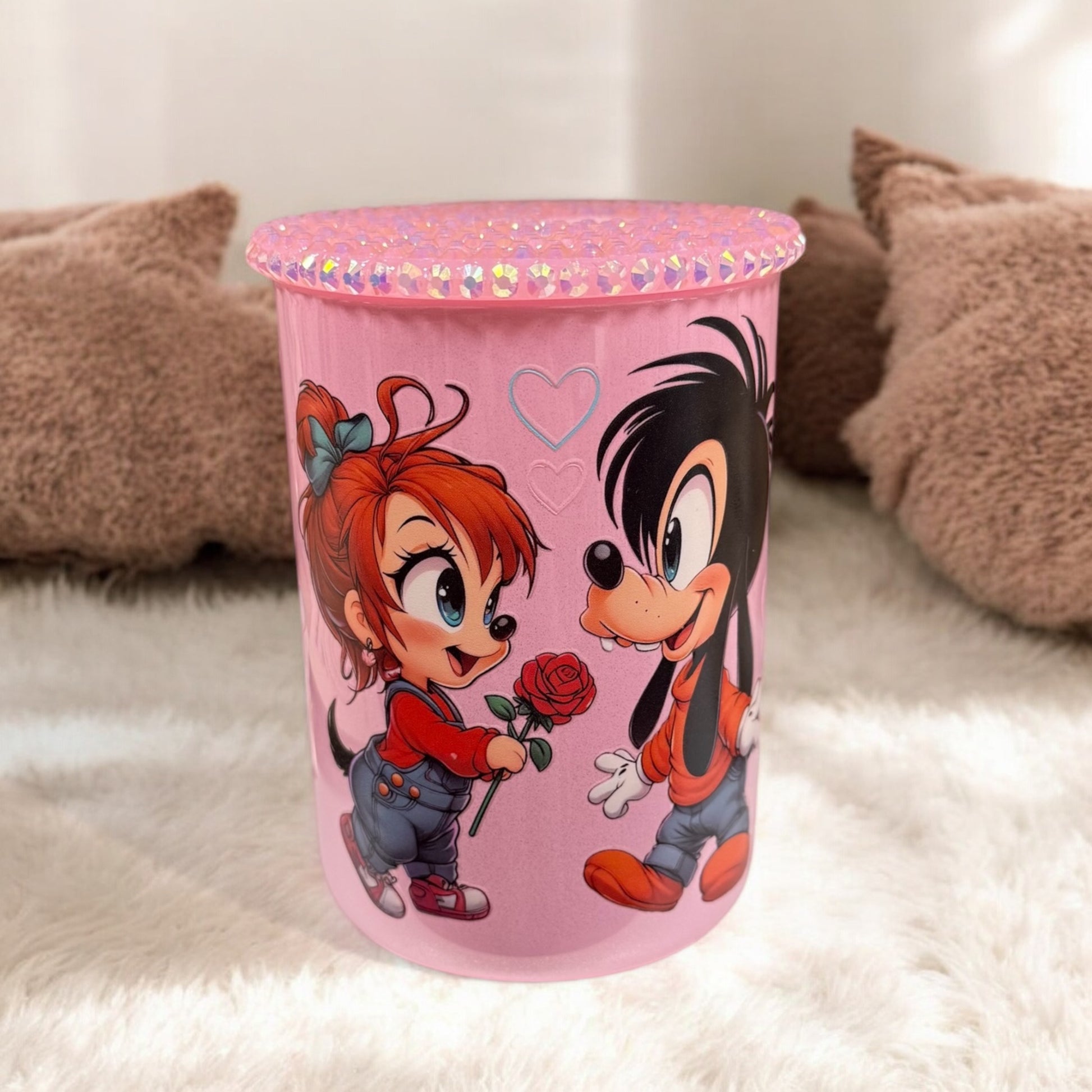 Trinkbecher mit Griff und Strohhalm, ca. 500 ml, von CutiePieCrafting. Handverziert mit Motiven aus Cartoons und Animes. Perfekt für Kinder oder als kreativer Alltagsbegleiter.