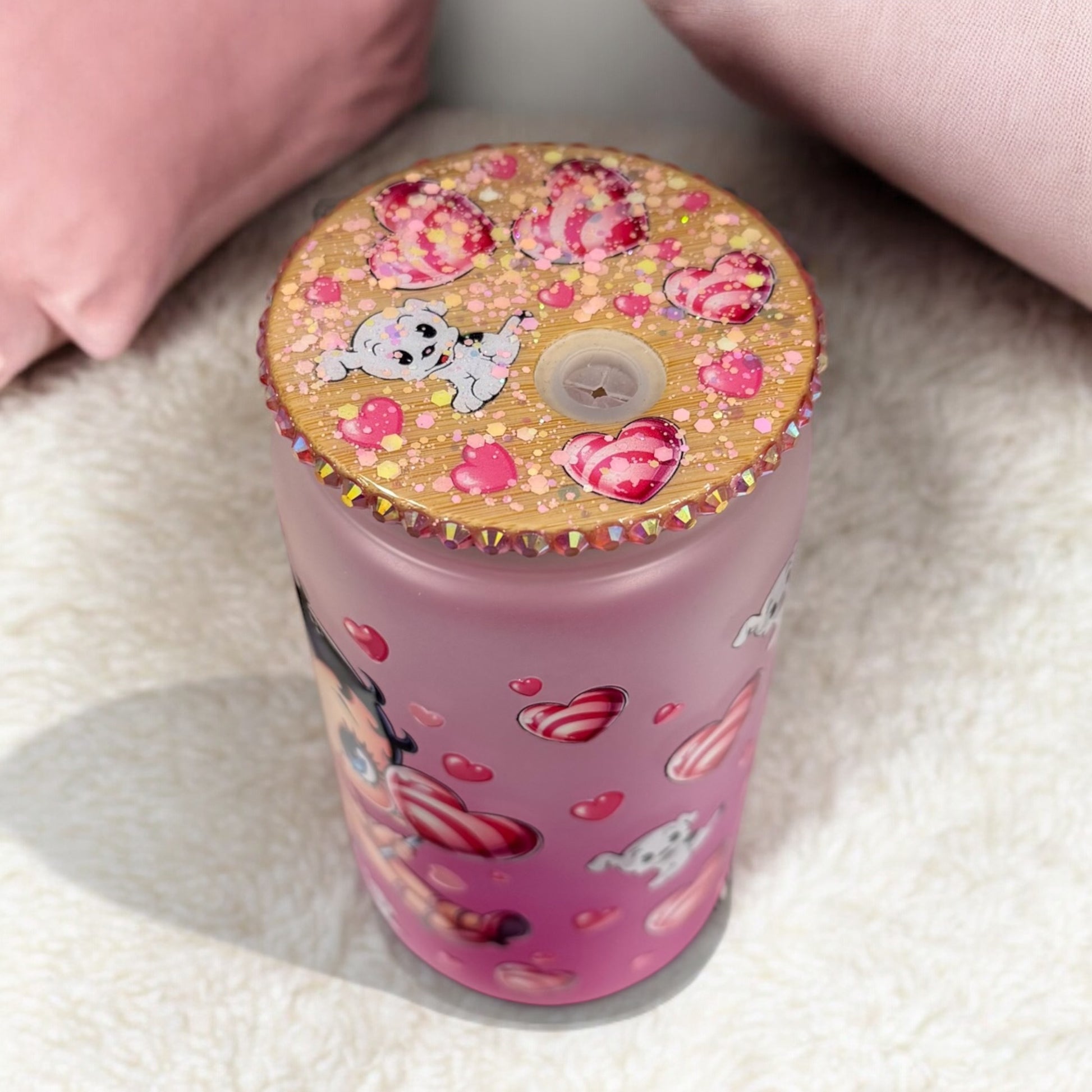 Trinkbecher mit Strohhalm, ca. 550 ml, von CutiePieCrafting. Handverziert mit süßen Motiven, perfekt für Kinder und Fans von Cartoons und Popkultur. Bitte nur per Handwäsche reinigen.