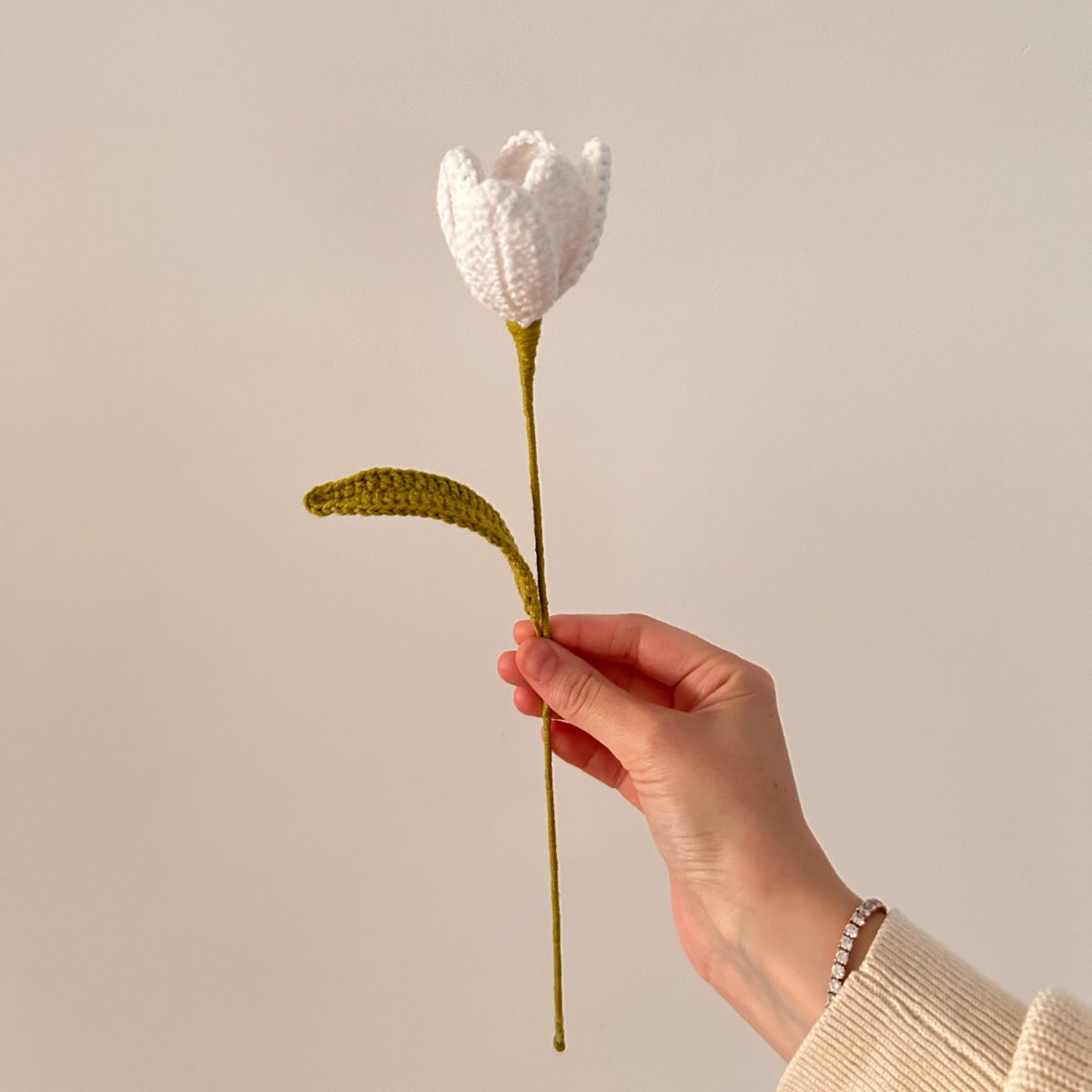 Handgehäkelte Tulpe in Blau, ca. 30 cm lang, aus hochwertigem Garn. Zeitlose Blüte, verwelkt nie, perfekt für Vasen oder als Geschenk. Über 20 Blumenarten verfügbar, ideal für individuelle Sträuße.