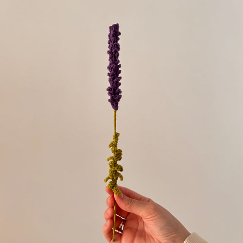 Handgehäkelter Lavendel in Dunkelviolett, ca. 30 cm lang, aus hochwertigem Garn. Zeitlose Blüte, verwelkt nie, perfekt für Vasen oder als Geschenk. Über 20 Blumenarten verfügbar, ideal für individuelle Sträuße.