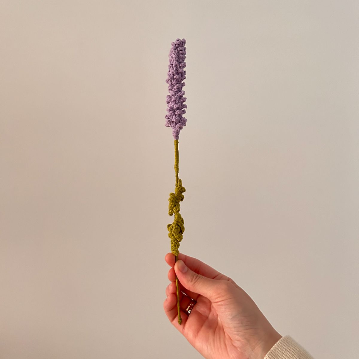 Handgehäkelter Lavendel in Hellviolett, ca. 30 cm lang, aus hochwertigem Garn. Zeitlose Blüte, verwelkt nie, perfekt für Vasen oder als Geschenk. Über 20 Blumenarten verfügbar, ideal für individuelle Sträuße.