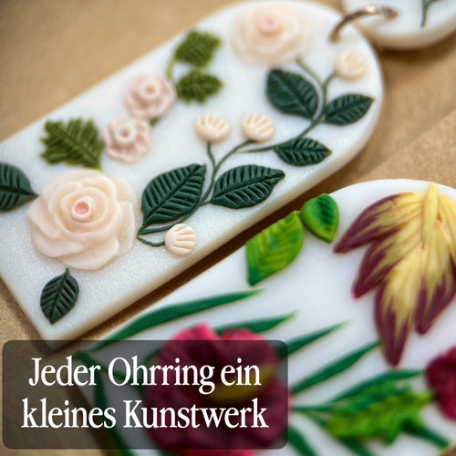 Handgemachte Ohrringe von Fleurissima Bijou aus Polymer Clay mit floralen Designs und rostfreiem Edelstahl. Einzigartige Unikate für sensible Ohren.