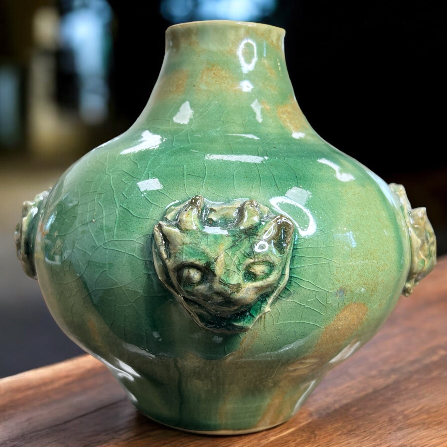 Handgefertigte Katzen/Kobold Vase von Geza Baranyai mit abwechselnd angeordneten Köpfen von Katzen und Kobolden mit Hörnern. Archaische, rustikale Keramikkunst mit einer Höhe von ca. 20 cm und einem Durchmesser von ca. 20 cm.