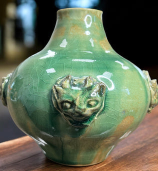 Handgefertigte Katzen/Kobold Vase von Geza Baranyai mit abwechselnd angeordneten Köpfen von Katzen und Kobolden mit Hörnern. Archaische, rustikale Keramikkunst mit einer Höhe von ca. 20 cm und einem Durchmesser von ca. 20 cm.