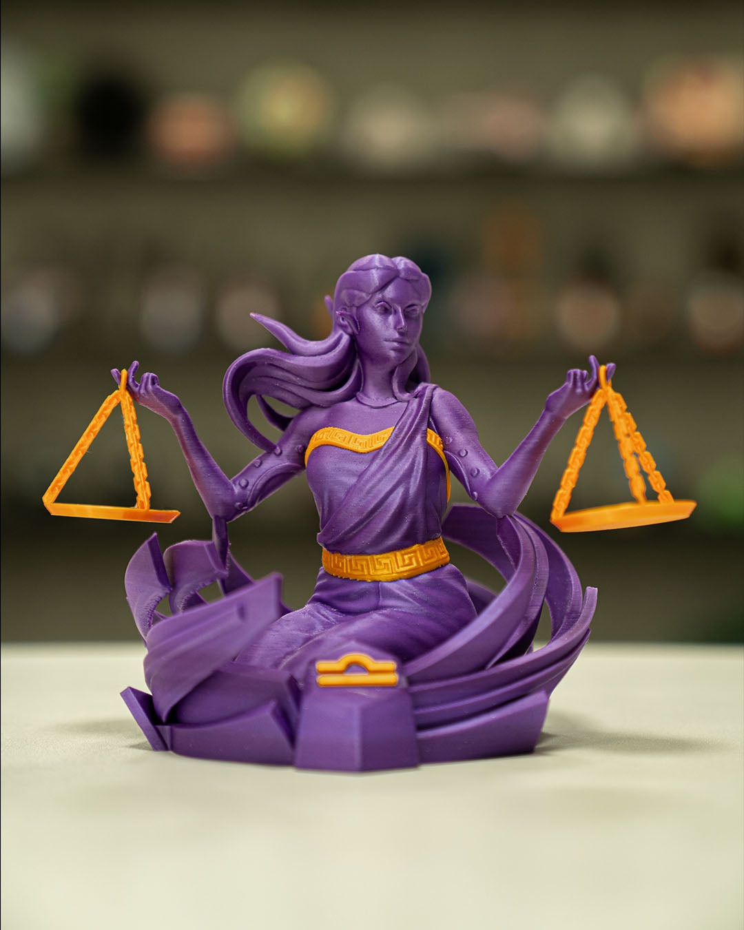 Libra-Figur (Waage) aus 3D-Druck, stilvoll und minimalistisch, mit Sternbild auf der Unterseite. Nachhaltig aus PLA (Maisstärke), in zwei Größen und Farbvarianten. Ideal für Waage-Geborene (23. September – 22. Oktober).