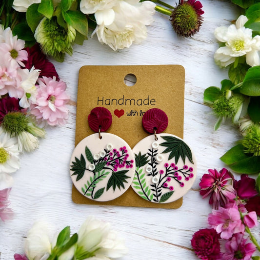 Handgemachte Ohrringe von Fleurissima Bijou aus Polymer Clay mit floralen Designs und rostfreiem Edelstahl. Einzigartige Unikate für sensible Ohren.