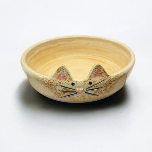 Handgemachter Katzennapf aus Steinzeug mit Katzenohren-Design, ca. 15 cm Durchmesser, spülmaschinenfest und ideal für Futter oder Wasser.