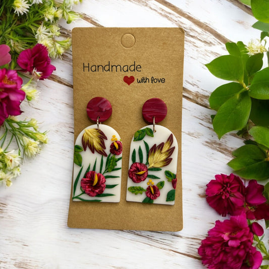 Handgemachte Ohrringe von Fleurissima Bijou aus Polymer Clay mit floralen Designs und rostfreiem Edelstahl. Einzigartige Unikate für sensible Ohren.