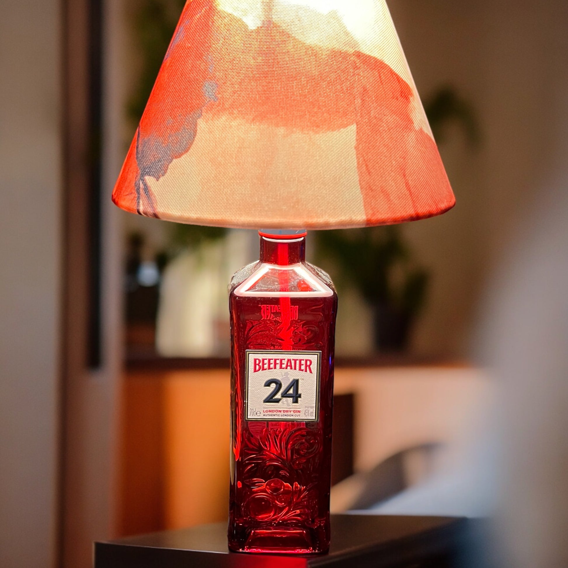 Designeria Wien Tischlampen – Hochwertige Tischlampen aus recycelten Gin-, Whiskey- und Vodkaflaschen. Farbliche Harmonie, CE-geprüft, inkl. Glühbirne. Maße: 45 cm hoch, 16 cm tief. Dreizack Wien.