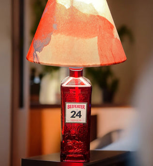 Designeria Wien Tischlampen – Hochwertige Tischlampen aus recycelten Gin-, Whiskey- und Vodkaflaschen. Farbliche Harmonie, CE-geprüft, inkl. Glühbirne. Maße: 45 cm hoch, 16 cm tief. Dreizack Wien.