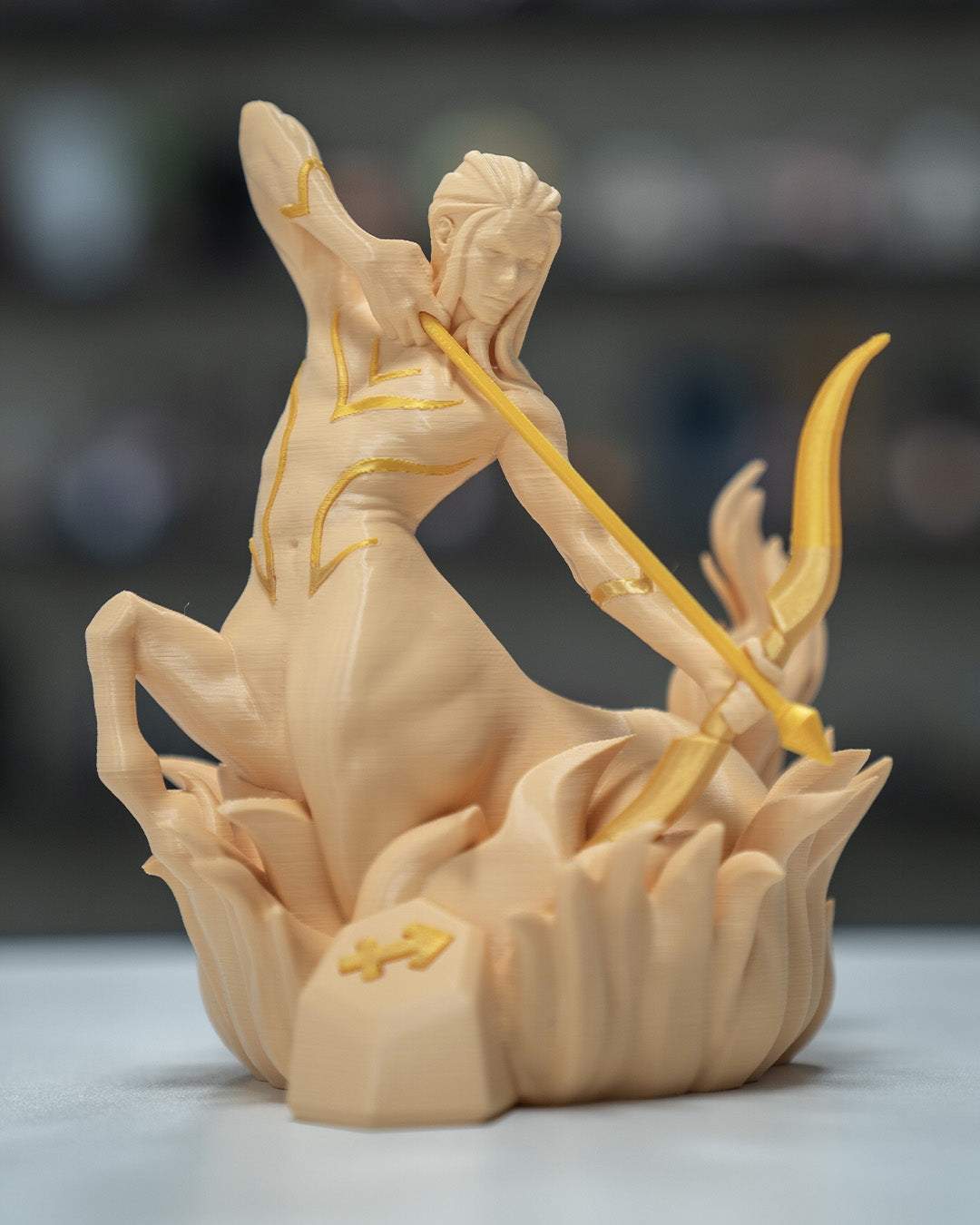 Sagittarius-Figur (Schütze) aus 3D-Druck, modern und minimalistisch, mit Sternbild auf der Unterseite. Nachhaltig aus PLA (Maisstärke), in zwei Größen und Farbvarianten. Perfekt für Schütze-Geborene (23. November – 21. Dezember).