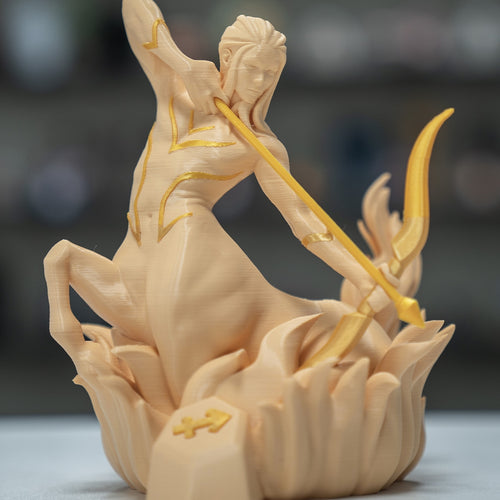 Sagittarius-Figur (Schütze) aus 3D-Druck, modern und minimalistisch, mit Sternbild auf der Unterseite. Nachhaltig aus PLA (Maisstärke), in zwei Größen und Farbvarianten. Perfekt für Schütze-Geborene (23. November – 21. Dezember).