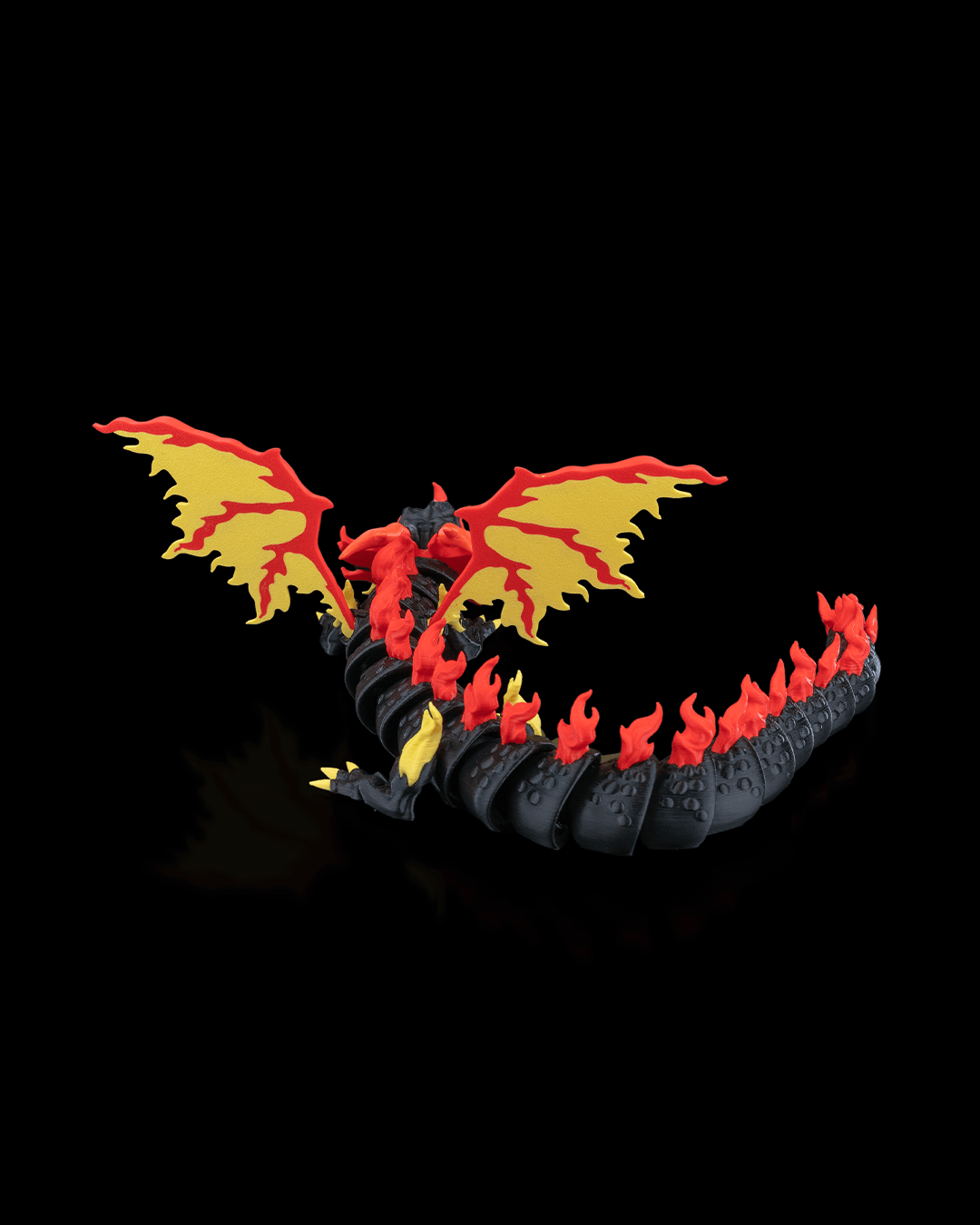 Flexodrache „Ignis“: Premium 3D-Druck Drachenmodell, 51 cm, in Schwarz mit Rot- und Goldakzenten, Flammenoptik. Beweglich, nachhaltig aus PLA, 100 % in Wien gefertigt.