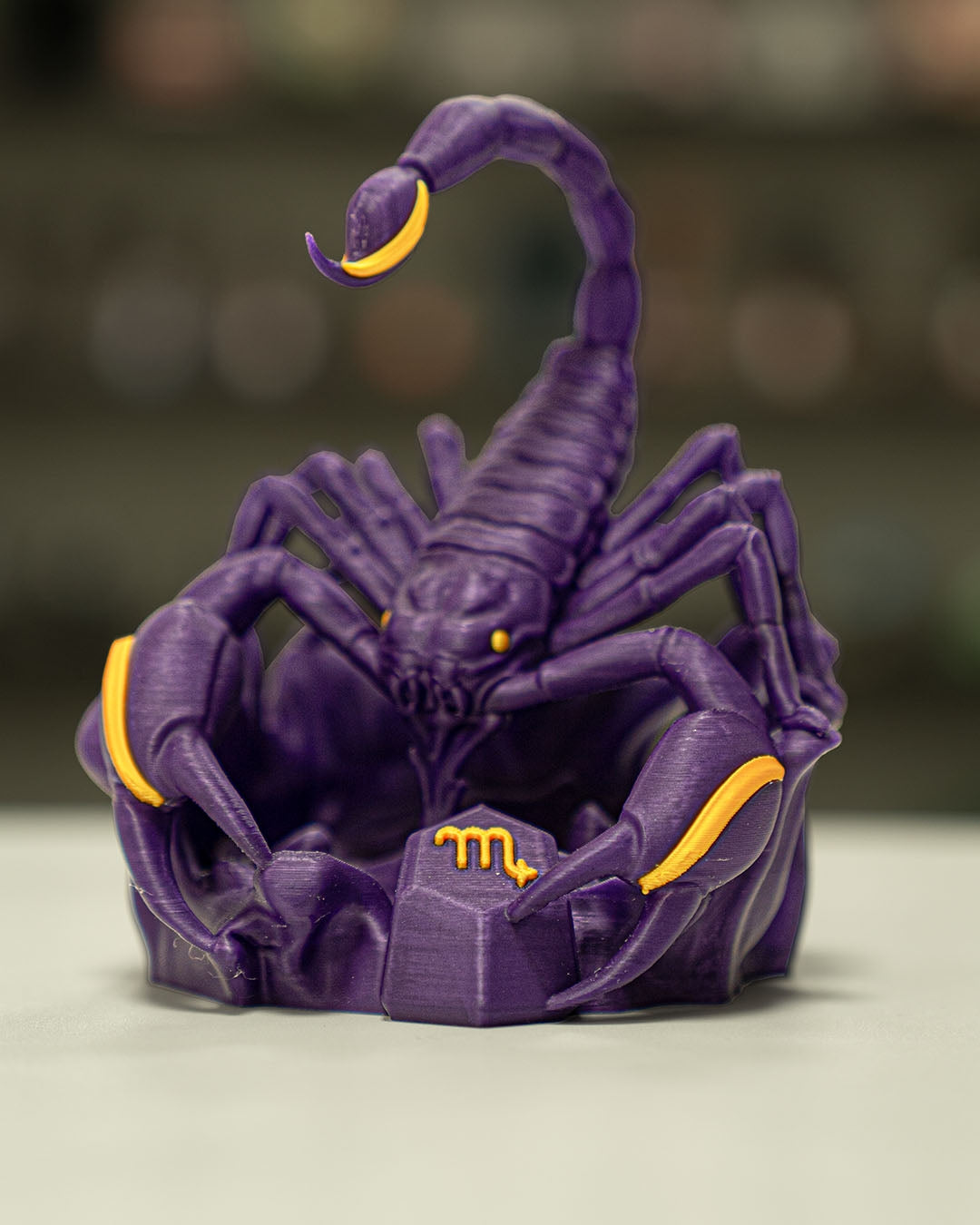 Scorpio-Figur (Skorpion) aus 3D-Druck, modern und minimalistisch, mit Sternbild auf der Unterseite. Nachhaltig aus PLA (Maisstärke), in zwei Größen und Farbvarianten. Perfekt für Skorpion-Geborene (23. Oktober – 21. November).