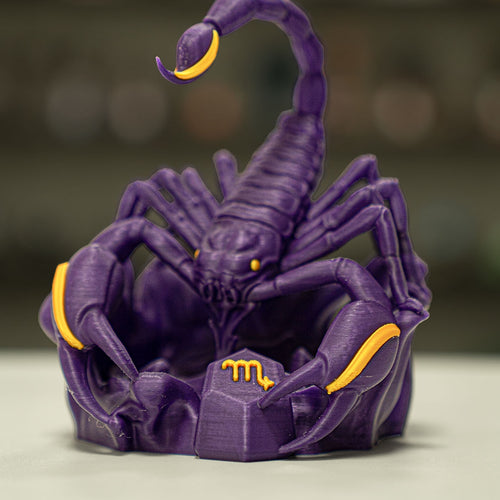 Scorpio-Figur (Skorpion) aus 3D-Druck, modern und minimalistisch, mit Sternbild auf der Unterseite. Nachhaltig aus PLA (Maisstärke), in zwei Größen und Farbvarianten. Perfekt für Skorpion-Geborene (23. Oktober – 21. November).