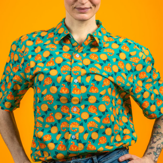 Neophobica Naturfaser-Hemden – Unisex-Hemden aus 60% Viskose und 40% Baumwolle, farblich abgestimmte Knöpfe, pflegeleicht, bunte Katzen- und Tentakel-Designs. Dreizack Wien.