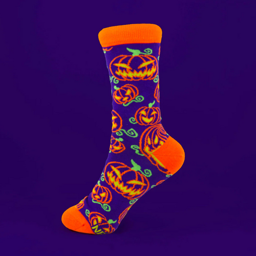 Neophobica Spooky Pumpkins Purple Socken, lila Socken mit frechen Kürbismotiven, hochwertig und bequem, inspiriert von den Illustrationen von Carina Salchegger.