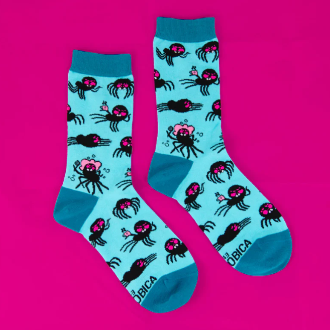 Neophobica Hilda the Spider Blue Socken, blaue Socken mit süßem Spinnenmotiv „Hilda“, bequem und hochwertig, inspiriert von den Illustrationen von Carina Salchegger.