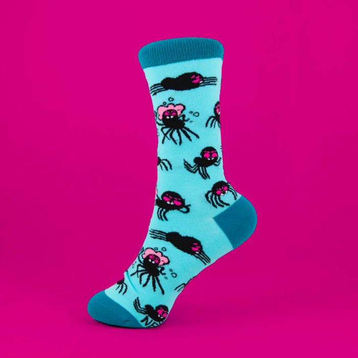 Neophobica Hilda the Spider Blue Socken, blaue Socken mit süßem Spinnenmotiv „Hilda“, bequem und hochwertig, inspiriert von den Illustrationen von Carina Salchegger.