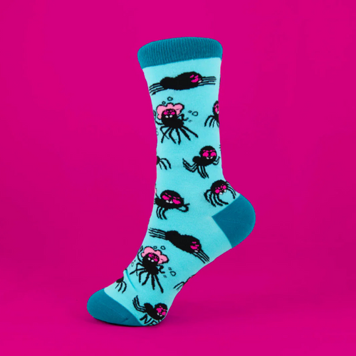 Neophobica Hilda the Spider Blue Socken, blaue Socken mit süßem Spinnenmotiv „Hilda“, bequem und hochwertig, inspiriert von den Illustrationen von Carina Salchegger.