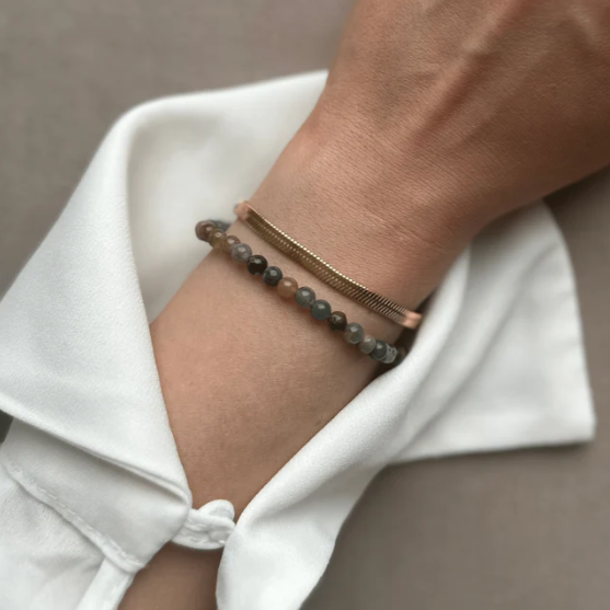 Agate Armband von Calior, mit echten Achatsteinen und 18K PVD-Goldbeschichtung, verstellbares Design für individuellen Komfort, minimalistische Eleganz.