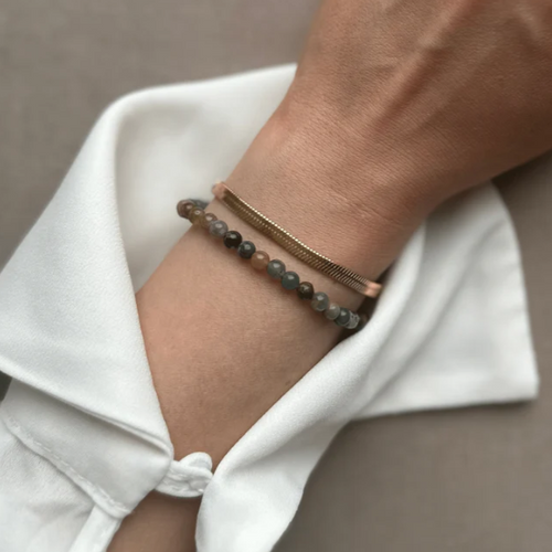 Agate Armband von Calior, mit echten Achatsteinen und 18K PVD-Goldbeschichtung, verstellbares Design für individuellen Komfort, minimalistische Eleganz.