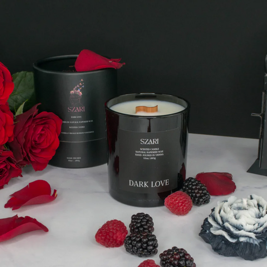 Dark Love Duftkerze von Szari Atelier, handgefertigt aus veganem Raps- und Kokoswachs, mit fruchtigen und sinnlichen Duftnoten, Holzdocht für romantisches Knistern, inklusive Premium Streichhölzer.