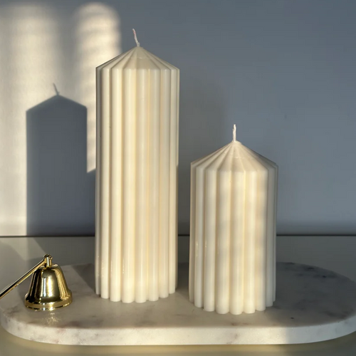 Ribbed Pillar Candle Set von Szari Atelier, handgefertigt aus veganem Raps- und Kokoswachs, wähle zwischen Dark Love, Elastic Heart und Pure Garden, inklusive Premium Streichhölzer.