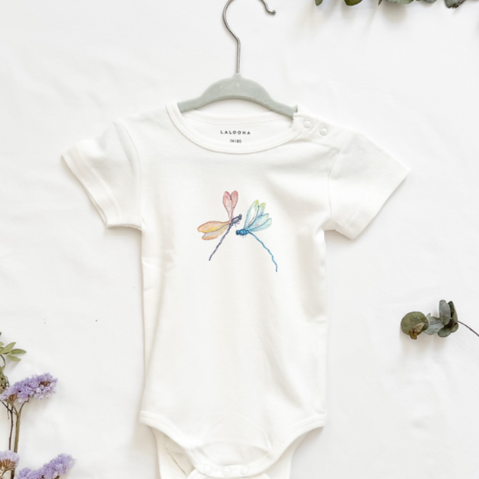 MiniDei Design Baby Body "Bunte Libellen", aus 100% Baumwolle, handgezeichnetes Libellen-Motiv, schadstoffgeprüft, in verschiedenen Größen erhältlich.