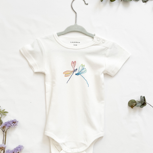 MiniDei Design Baby Body "Bunte Libellen", aus 100% Baumwolle, handgezeichnetes Libellen-Motiv, schadstoffgeprüft, in verschiedenen Größen erhältlich.