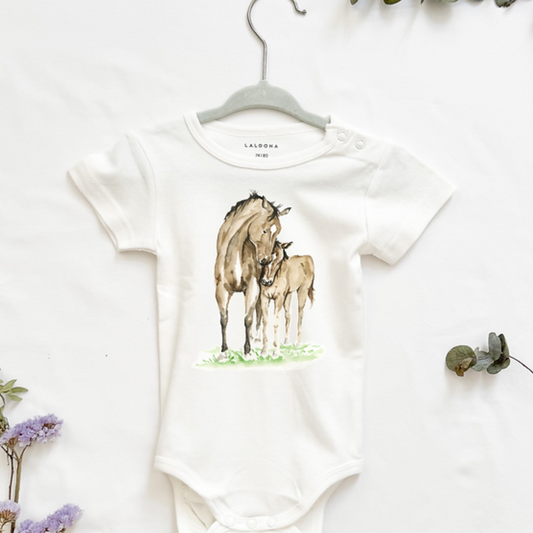 MiniDei Design Baby Body "Bunte Pferde", aus 100% Baumwolle, handgezeichnetes Pferdemotiv, schadstoffgeprüft, in verschiedenen Größen erhältlich.