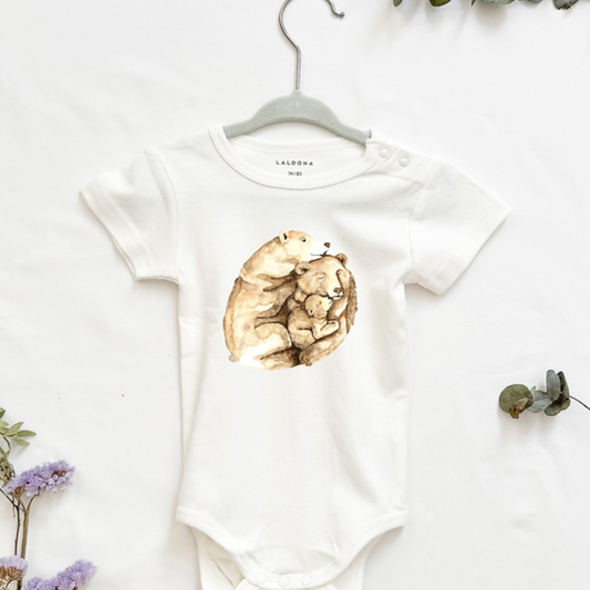 MiniDei Design Baby Body "Bären Familie", aus 100% Baumwolle, schadstoffgeprüft und mit liebevollem Bärenmotiv, in verschiedenen Größen erhältlich.