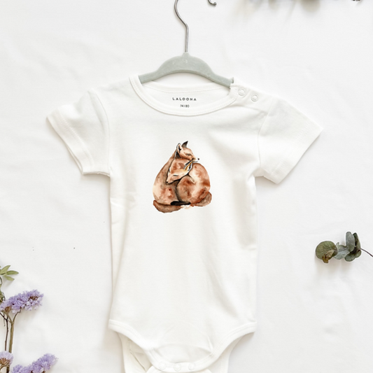 MiniDei Design Baby Body "Fuchs Familie", aus 100% Baumwolle, schadstoffgeprüft und mit liebevollem Fuchsmotiv, in verschiedenen Größen erhältlich.