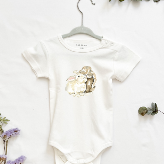 MiniDei Design Baby Body "Hasen Familie", aus 100% Baumwolle, schadstoffgeprüft und mit liebevollem Hasenmotiv, in verschiedenen Größen erhältlich.