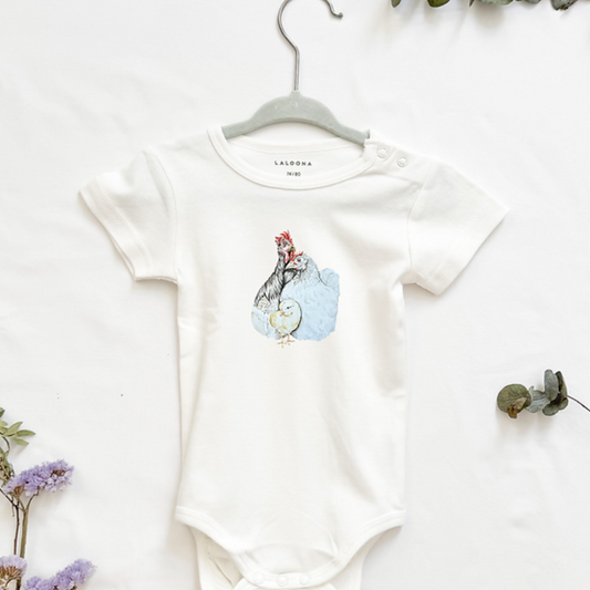 MiniDei Design Baby Body "Hühner Familie", aus 100% Baumwolle, schadstoffgeprüft und mit liebevollem Huhnmotiv, in verschiedenen Größen erhältlich.