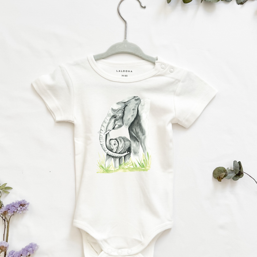 MiniDei Design Baby Body "Elefanten Familie", aus 100% Baumwolle, schadstoffgeprüft und mit liebevollem Elefantenmotiv, in verschiedenen Größen erhältlich.