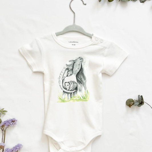 MiniDei Design Baby Body "Elefanten Familie", aus 100% Baumwolle, schadstoffgeprüft und mit liebevollem Elefantenmotiv, in verschiedenen Größen erhältlich.