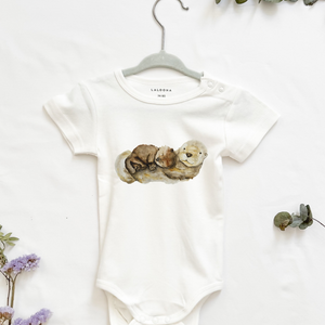 MiniDei Design Baby Body "Otter Familie", aus 100% Baumwolle, schadstoffgeprüft und mit liebevollem Ottermotiv, in verschiedenen Größen erhältlich.