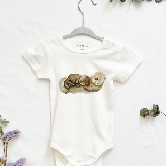 MiniDei Design Baby Body "Otter Familie", aus 100% Baumwolle, schadstoffgeprüft und mit liebevollem Ottermotiv, in verschiedenen Größen erhältlich.