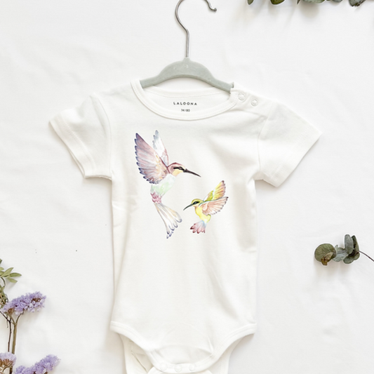 MiniDei Design Baby Body "Kolibri Familie", aus 100% Baumwolle, schadstoffgeprüft und mit liebevollem Kolibrimotiv, in verschiedenen Größen erhältlich.