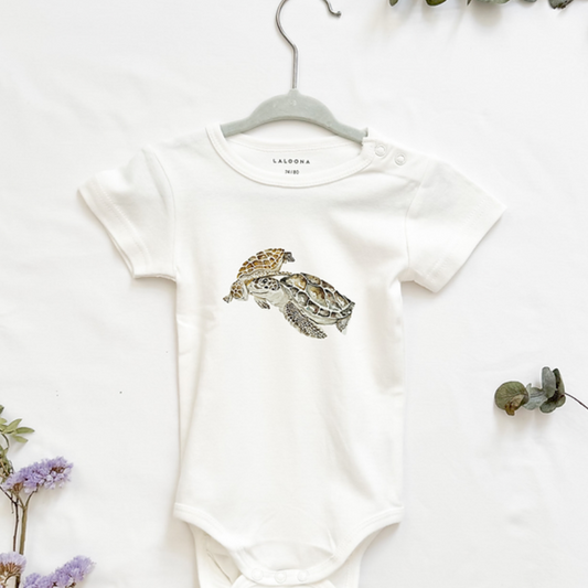 MiniDei Design Baby Body "Meeresschildkröten Familie", aus 100% Baumwolle, schadstoffgeprüft und mit liebevollem Schildkrötenmotiv, in verschiedenen Größen erhältlich.