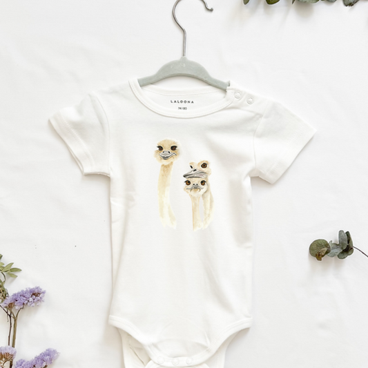 MiniDei Design Baby Body "Straußen Familie", aus 100% Baumwolle, schadstoffgeprüft und mit liebevollem Straußmotiv, in verschiedenen Größen erhältlich.