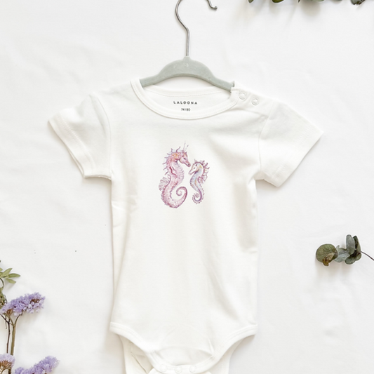 MiniDei Design Baby Body "Seepferdchen Familie", aus 100% Baumwolle, schadstoffgeprüft und mit liebevollem Seepferdchenmotiv, in verschiedenen Größen erhältlich.