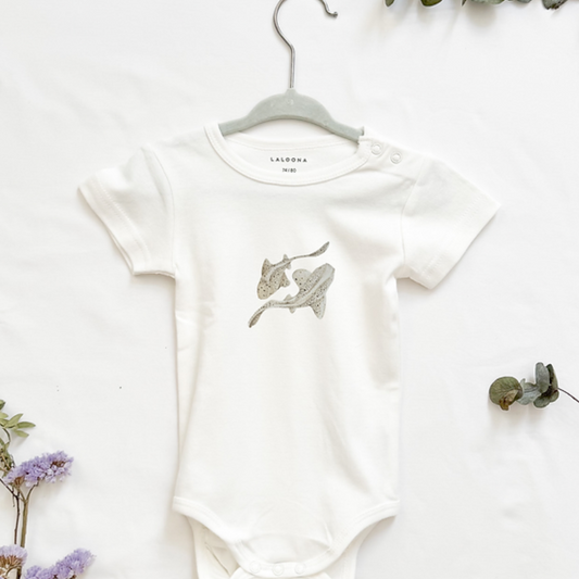 MiniDei Design Baby Body "Tigerhai Familie", aus 100% Baumwolle, schadstoffgeprüft und mit liebevollem Haimotiv, in verschiedenen Größen erhältlich.