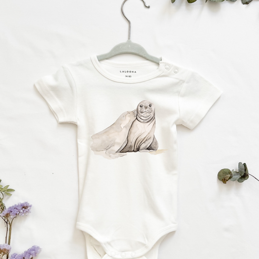 MiniDei Design Baby Body "Seerobben Familie", aus 100% Baumwolle, schadstoffgeprüft und mit liebevollem Seerobbenmotiv, in verschiedenen Größen erhältlich.