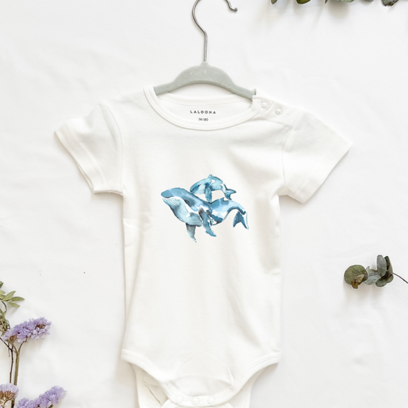 MiniDei Design Baby Body "Wal Familie", aus 100% Baumwolle, schadstoffgeprüft und mit liebevollem Walmotiv, in verschiedenen Größen erhältlich.