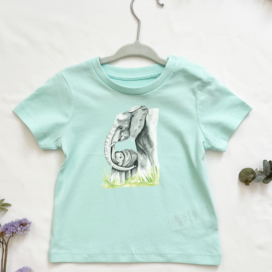 MiniDei Design Bio Baumwoll T-Shirt "Elefanten Familie", aus 100% Bio-Baumwolle, handgezeichnetes Elefanten-Motiv, schadstoffgeprüft, in verschiedenen Größen erhältlich.